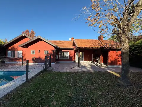 Casa en Alquiler con 2 cocheras