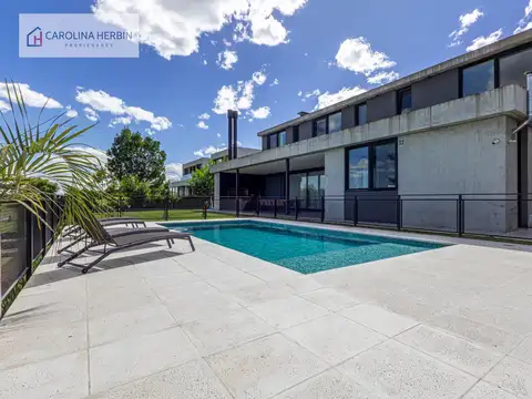 Casa en Alquiler con 6 cocheras