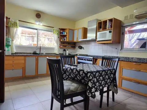 Casa 5 ambientes con 2 baños