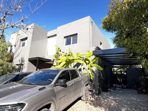 Casa en Venta con 4 cocheras
