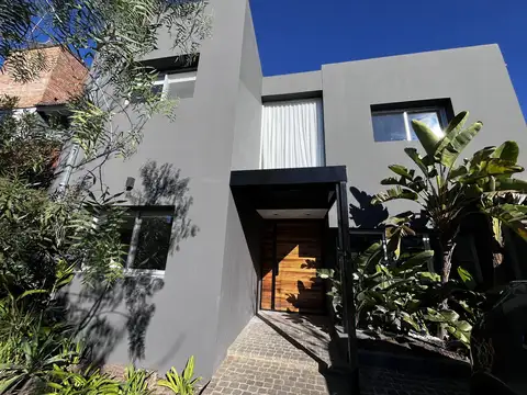 Casa 6 ambientes con 2 baños