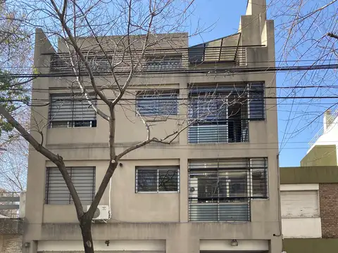 HERMOSO DEPARTAMENTO DE 4 AMBIENTES AL CONTRAFRENTE,COCHERA, PARRILLA, PILETA, SOL