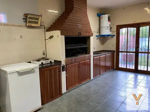 Casa 5 ambientes con 2 baños