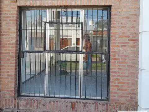 Local con vidriera a la calle, a 20 m de Av Eva Peron