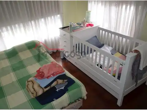 VENTA MODERNA CASA 6 AMBIENTES CON GARAJE. AMPLIO PARQUE Y P