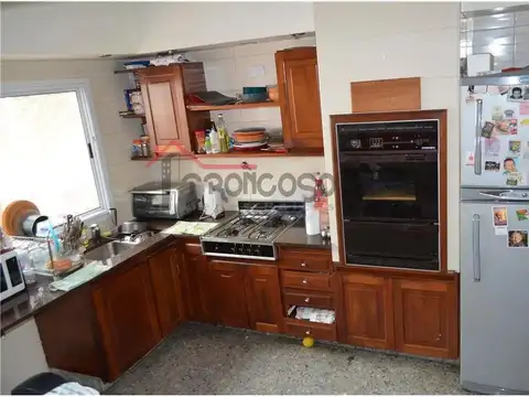 VENTA MODERNA CASA 6 AMBIENTES CON GARAJE. AMPLIO PARQUE Y P