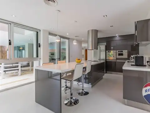 Casa en Venta en Abril Club De Campo, USD 1.200.000