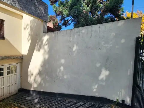 VENTA CASA 4 AMBIENTES TERRENO SANTOS LUGARES