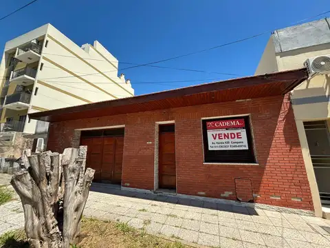 Casa en Venta de 3 dormitorios, patio, galería y cochera. Centro Campana