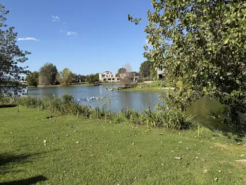CASA A LAGUNA DESARROLLADA EN UNA PLANTA EN VENTA EN CANTON NORTE