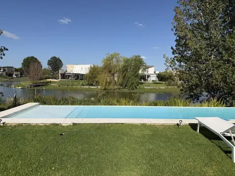 Casa en Venta con 4 cocheras