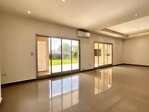Casa en Las Orquídeas moderna y super luminosa