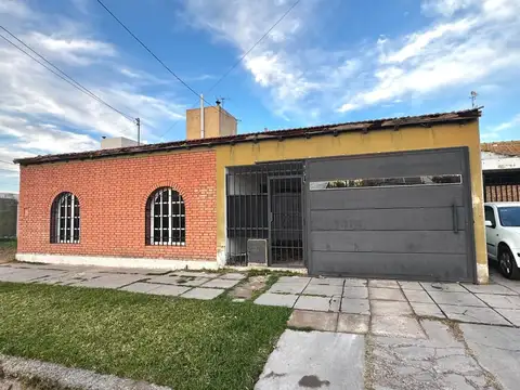 Casa 6 ambientes con 2 baños