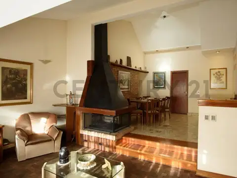 Casa en Venta con 4 cocheras