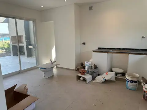 Casa 5 ambientes con 3 baños