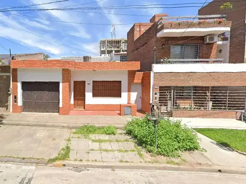 Casa en Venta de 3 amb, patio con parrilla y terraza. Con cochera. Pleno Centro Campana.