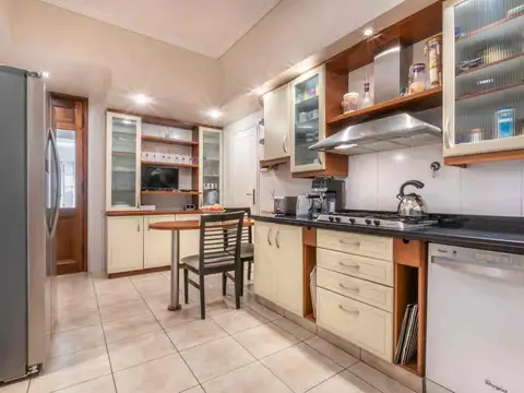 Casa en Venta con 3 cocheras