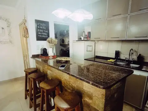 Casa en esquina con pileta y quincho – Zona Escuela de Policía, Paraná