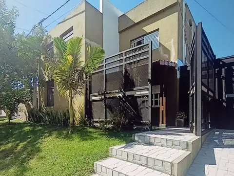 Casa en esquina con pileta y quincho – Zona Escuela de Policía, Paraná