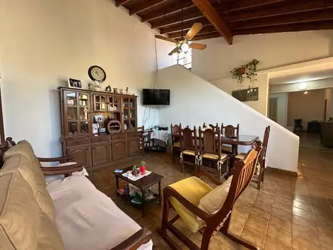 Amplia casa con potencial en José Clemente Paz