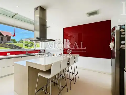 Casa 5 ambientes con 4 baños