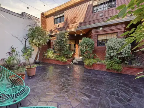 Casa 6 ambientes con 2 baños