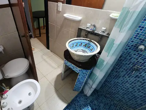 Casa 6 ambientes con 2 baños