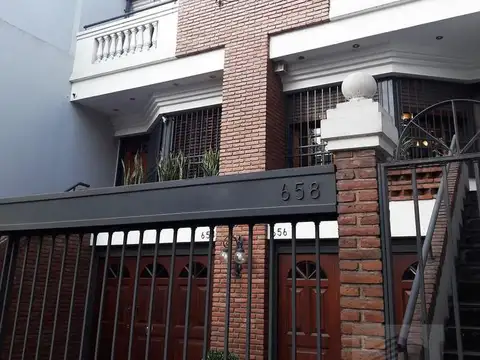 Triplex de 4 amb con dependencia con parque y 2 cocheras - Caballito