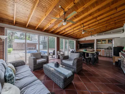 Casa 7 ambientes con 5 baños