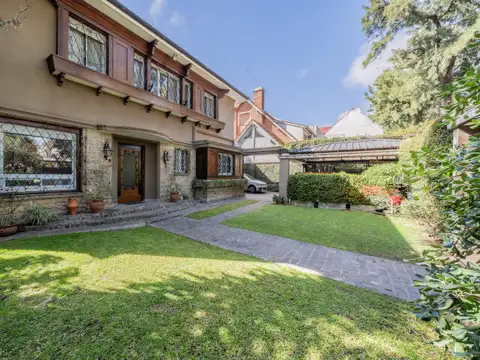 Venta casa en Vicente López con gran jardín, quincho y pileta