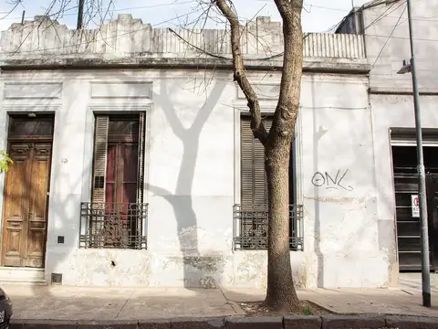 Lote en venta Parque Patricios con construcción.