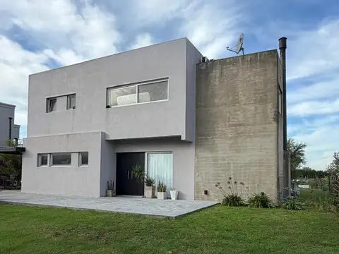 Casa en Alquiler en El Cantón - Barrio Islas, USD 2.400