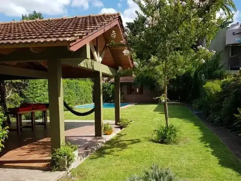 Casa en Venta con 2 cocheras