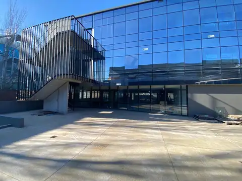 Oficina en Alquiler con 32 cocheras