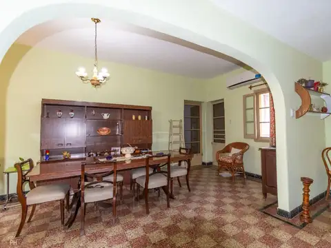 Casa 7 ambientes con 2 baños