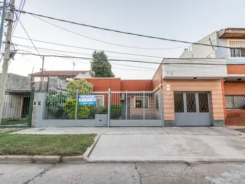 Venta Casa de 5 ambientes 2 baños 3 cocheras fondo jardín quincho terraza en Villa Ballester