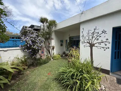 Venta Casa en Fisherton con jardín y parrillero