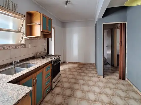 DEPARTAMENTO CÉNTRICO en Zárate. 3 Dormitorios. Amplios ambientes.
