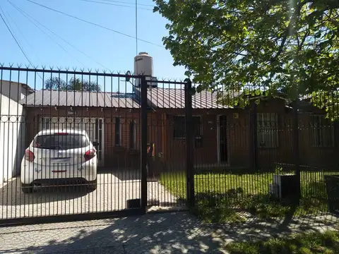 OPORTUNIDAD CHALET 4 AMBIENTES CON PISCINA COCHERA