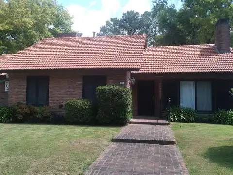 CHALET CON ESPECTACULAR PARQUE FORESTADO