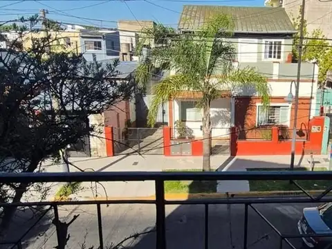 Casa 7 ambientes con 2 baños