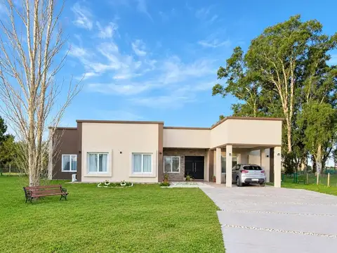 VENTA de casa 5 ambientes  moderna y funcional con energía