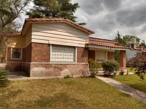 Casa más departamento a la venta en Bialet Masse. (C94)