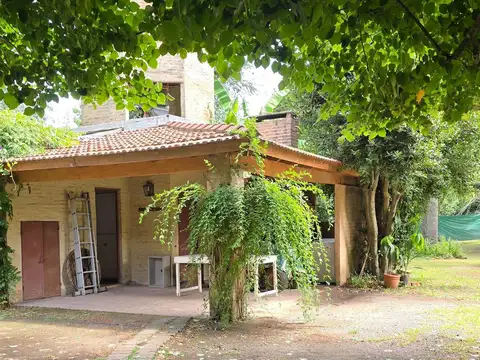 Solida casa en venta sobre amplio lote con variada arboleda