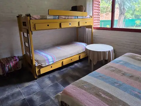 Solida casa en venta sobre amplio lote con variada arboleda