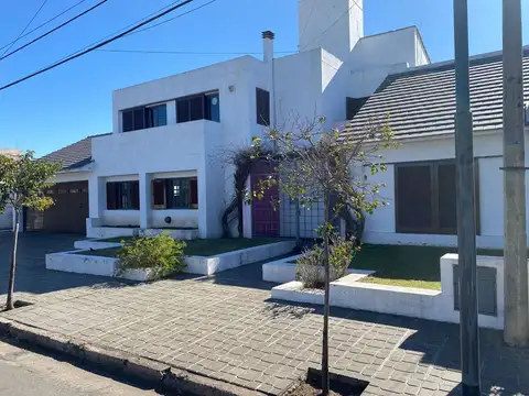 Casa en Venta Urca 3 Dorm. + hab servicio en PB + Escritorio + Quincho + pileta