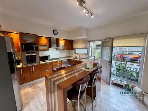 Casa en Venta con 2 cocheras