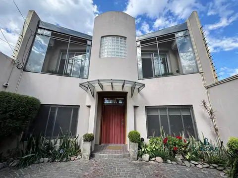 VENTA CASA 6 AMBIENTES BERNAL