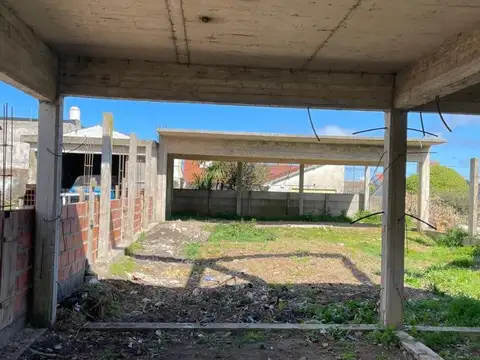 TERRENO CON LOSA DE H° A° A 100 MTS DE RUTA 11 Y LA PLAYA