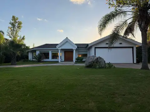 CASA EN VENTA CON GRAN PARQUE Y PILETA - FINCAS DEL SUR I